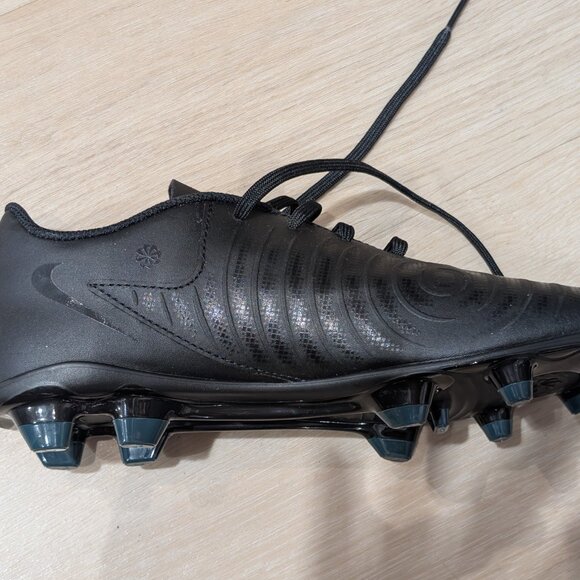 Boys black Nike soccer cleats in size 5.5 - Picture 3 of 7